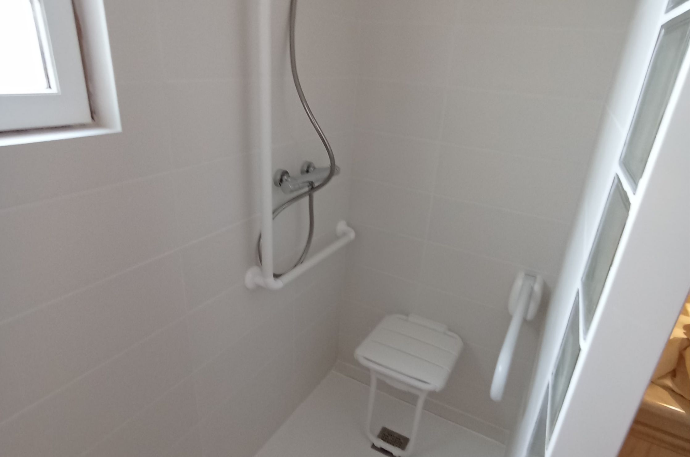 rénovation douche PMR Rénovation salle de bain Lézigné